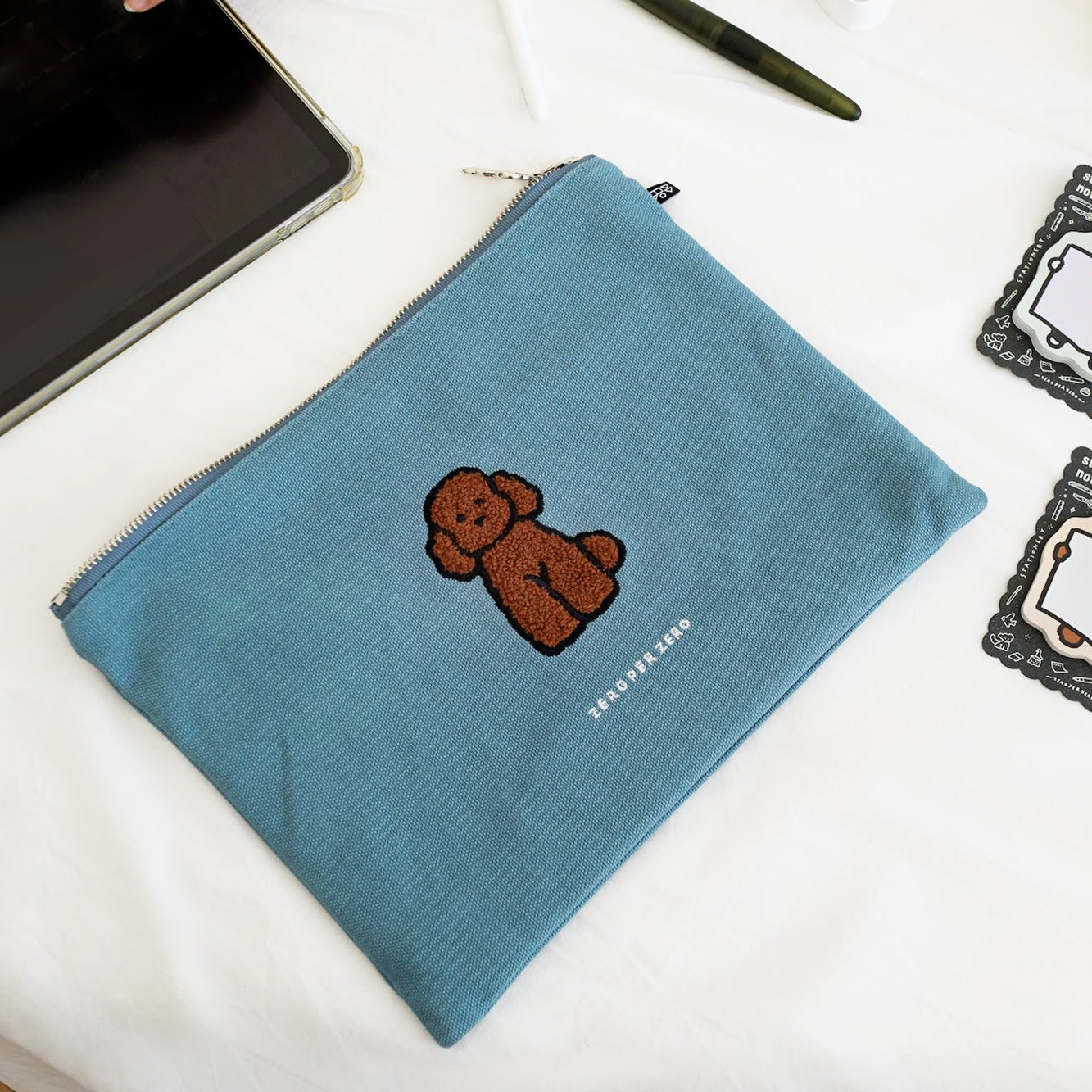 ZERO PER ZERO 刺繡收納袋 貴賓狗 (藍綠色)